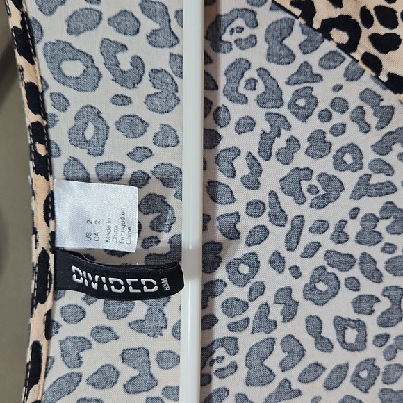 H & M ladies leopard print summer dress with bottons - Picture 3 of 3